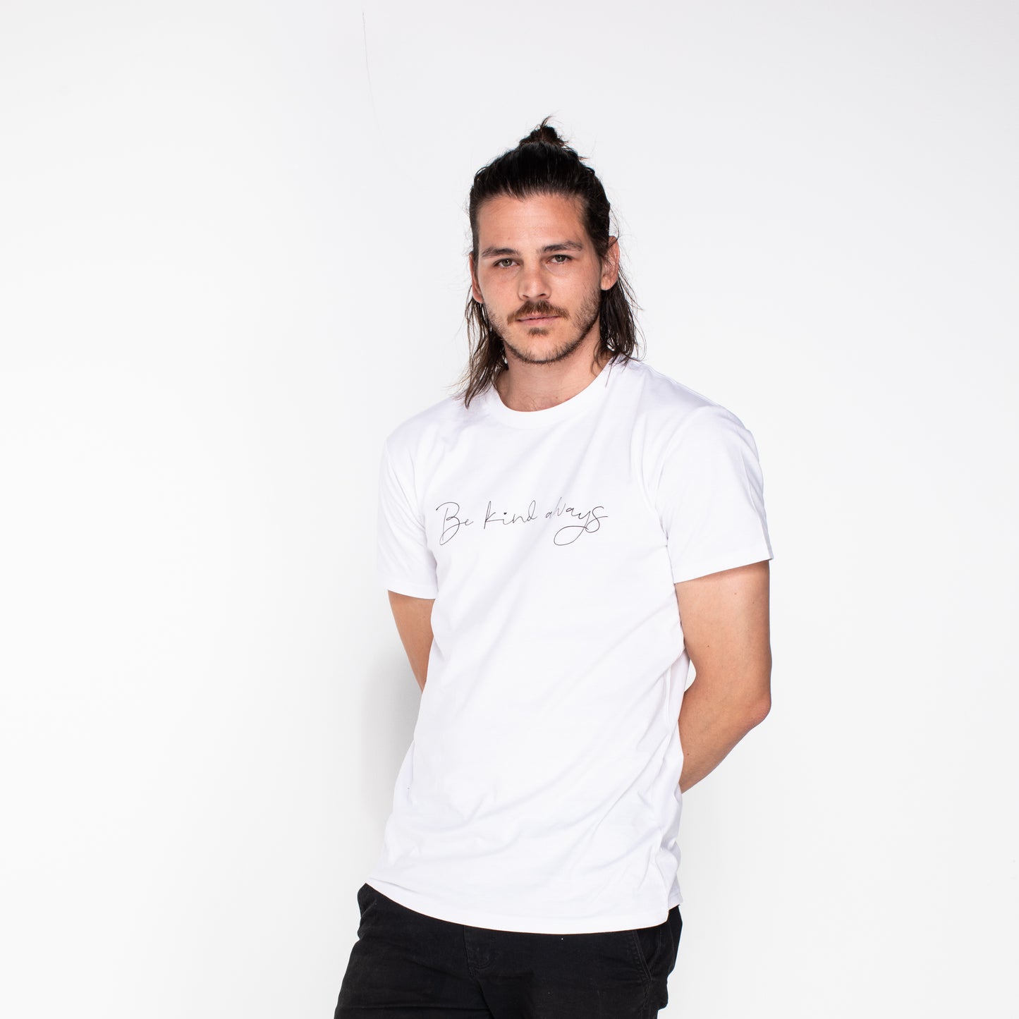 https://cdn.shopify.com/s/files/1/0114/0562/3353/files/Taylor_Unisex_T-Shirt_-_White.mp4?v=1629875619