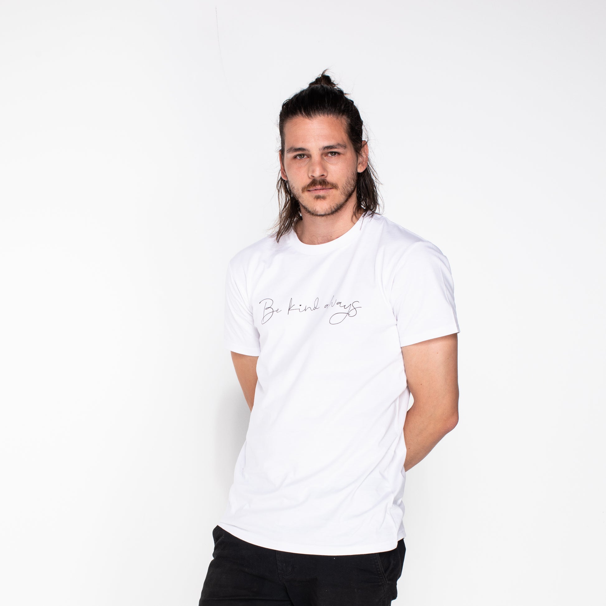 https://cdn.shopify.com/s/files/1/0114/0562/3353/files/Taylor_Unisex_T-Shirt_-_White.mp4?v=1629875619