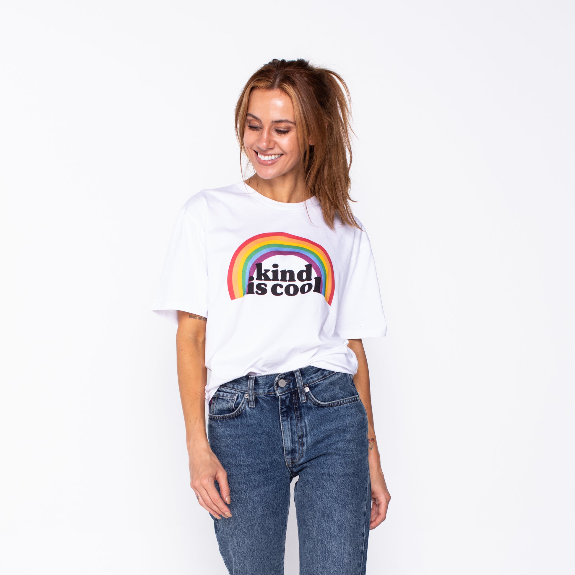 https://cdn.shopify.com/s/files/1/0114/0562/3353/files/Kasey_Unisex_T-Shirt_-_White.mp4?v=1629875044