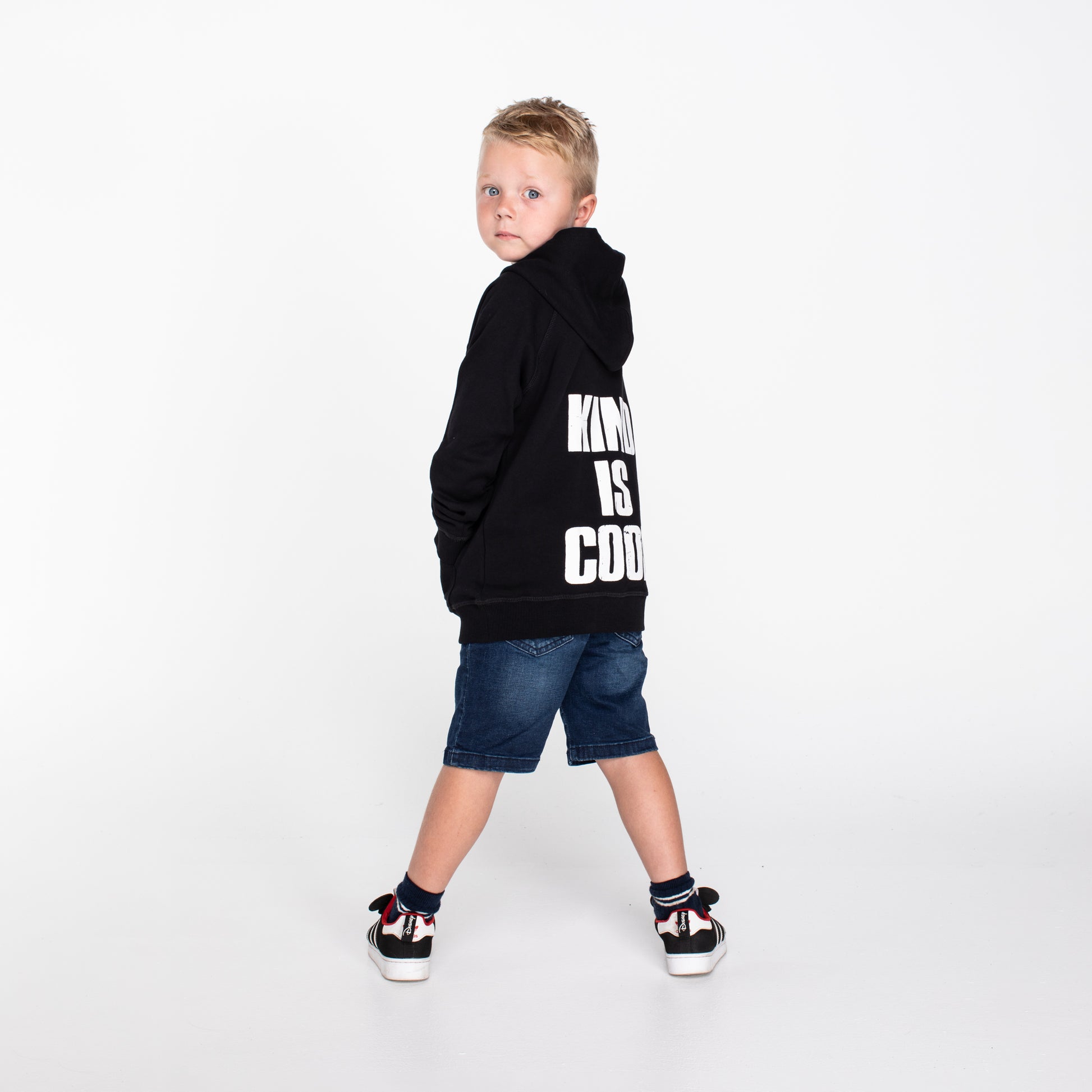 https://cdn.shopify.com/s/files/1/0114/0562/3353/files/Noel_Kids_Hoodie.mp4?v=1629875311