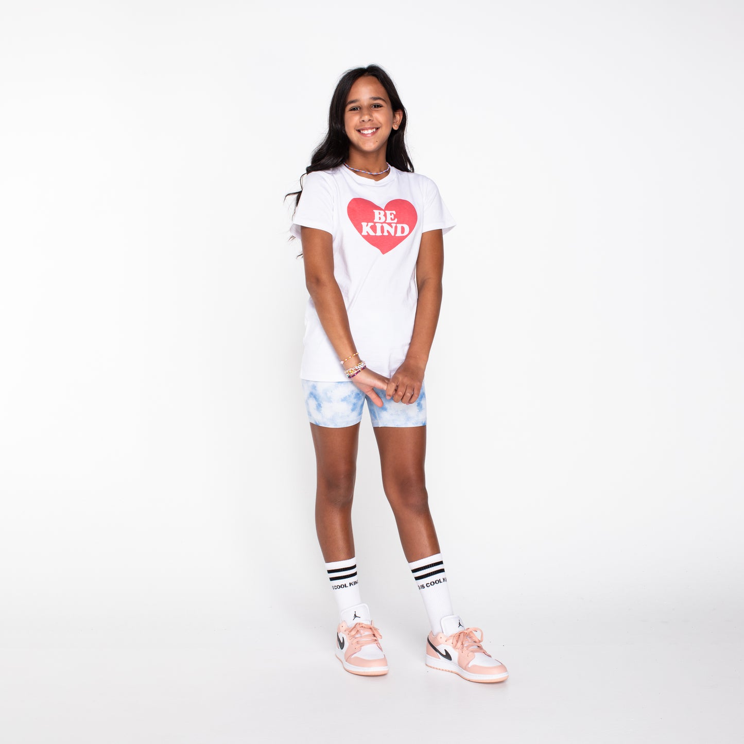 https://cdn.shopify.com/s/files/1/0114/0562/3353/files/Elly_Kids_T-Shirt_-_White_-_Girl.mp4?v=1629873366