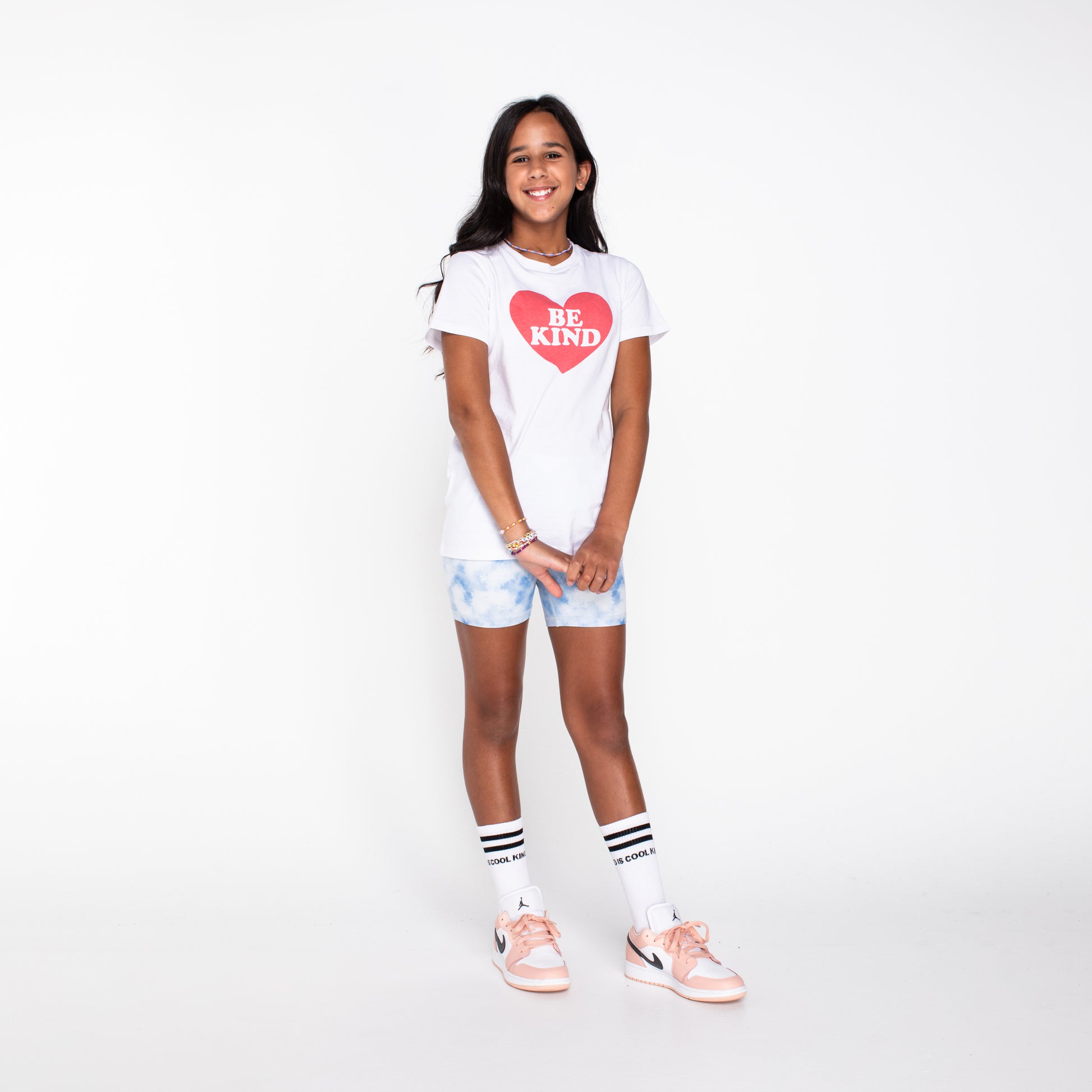 https://cdn.shopify.com/s/files/1/0114/0562/3353/files/Elly_Kids_T-Shirt_-_White_-_Girl.mp4?v=1629873366