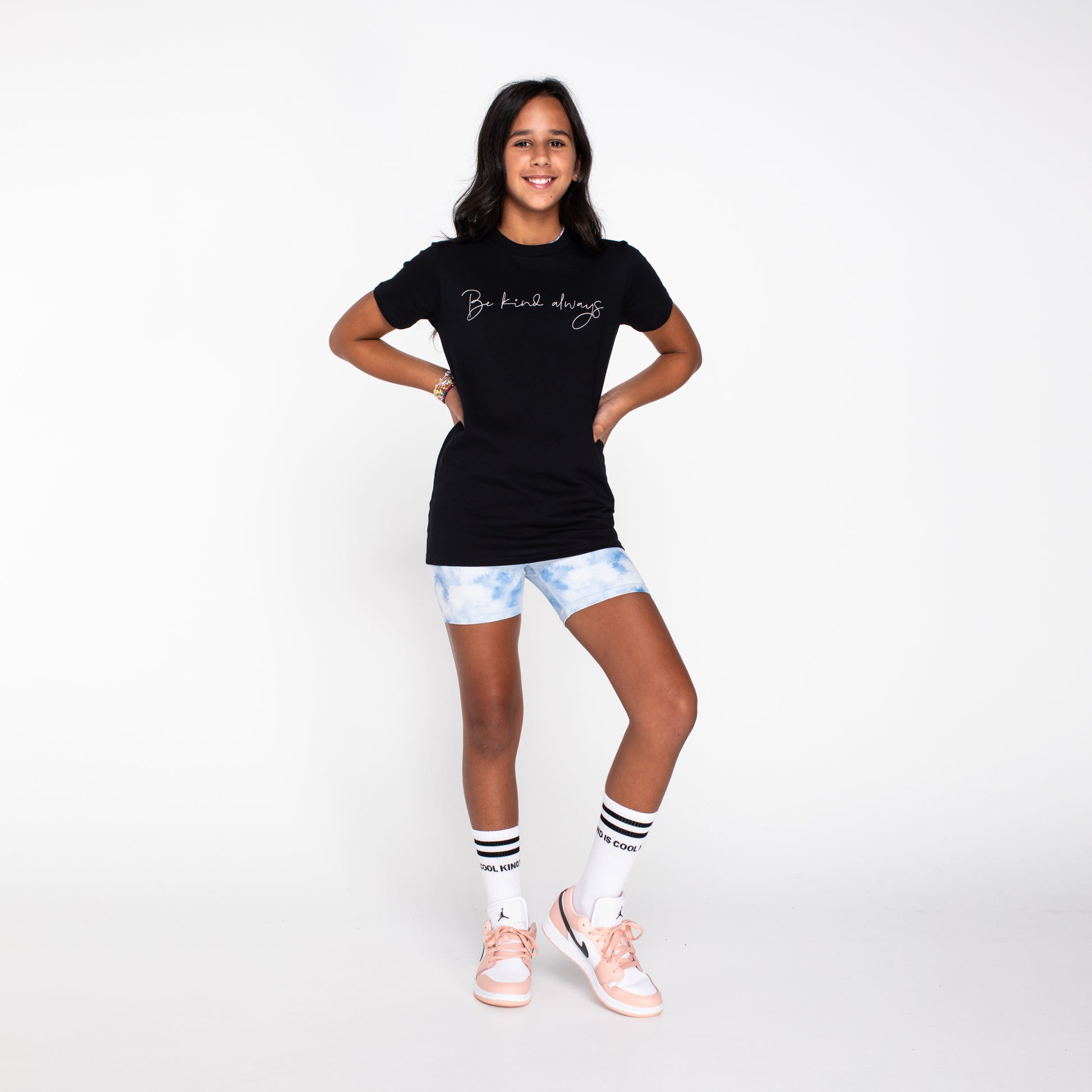 https://cdn.shopify.com/s/files/1/0114/0562/3353/files/Taylor_Kids_T-Shirt_Black_-_Girl.mp4?v=1629875513